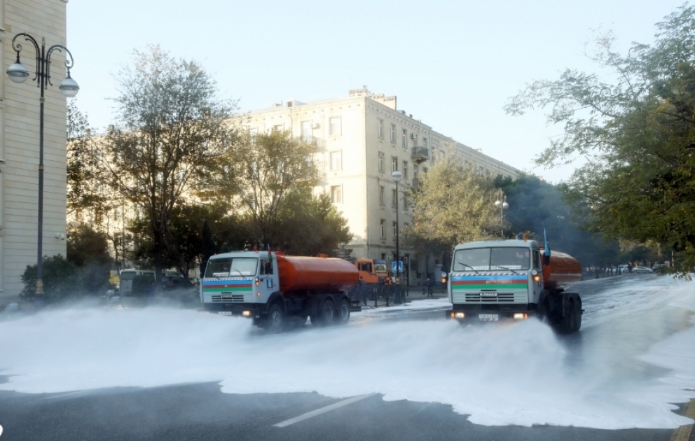 На улицах Баку проводится очередная дезинфекция