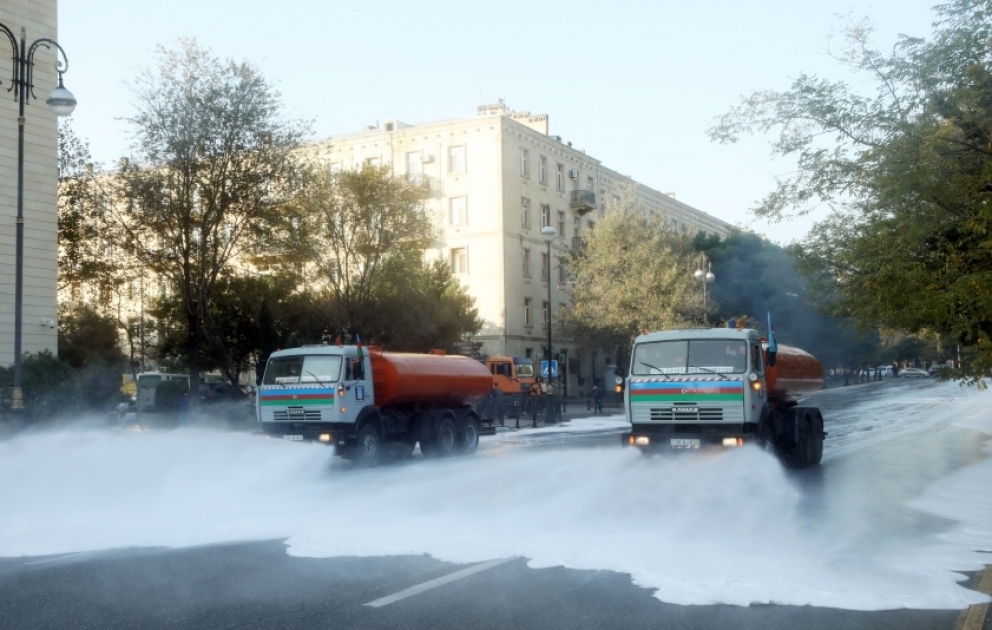Straßen und Avenuen in Baku werden bereits zum sechszehnten Mal desinfiziert