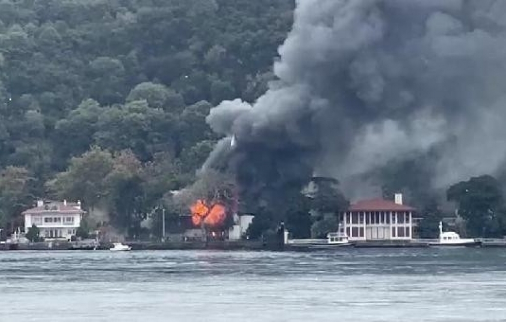 İstanbulda tarixi məsciddə yanğın baş verib