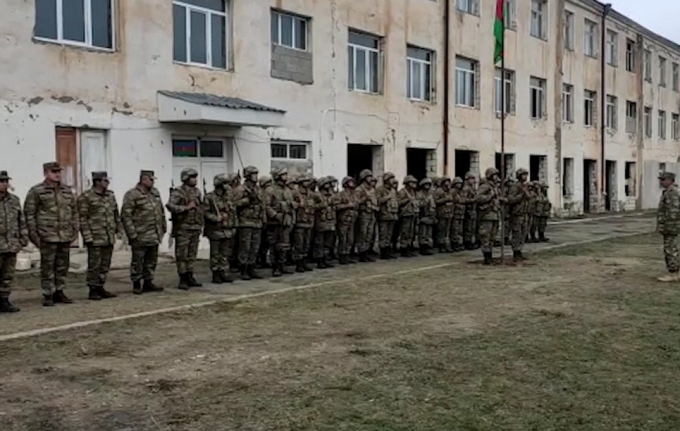 Ağdamın Gülablı kəndindəki keçmiş orta məktəbdə Azərbaycan bayrağı qaldırılıb