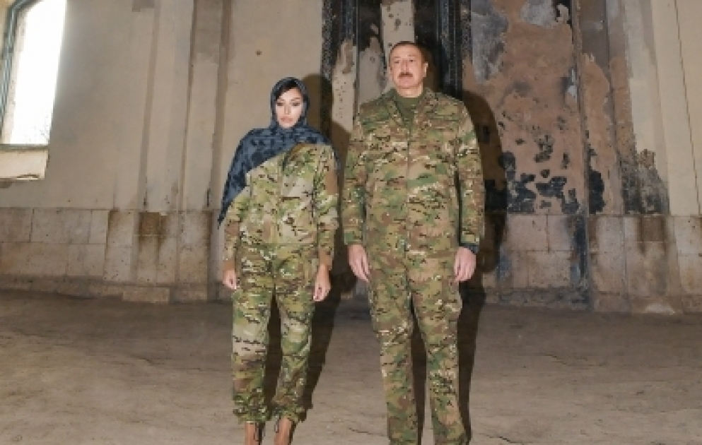 Präsident Ilham Aliyev und First Lady Mehriban Aliyeva besuchen aus Okkupation befreite Stadt Aghdam