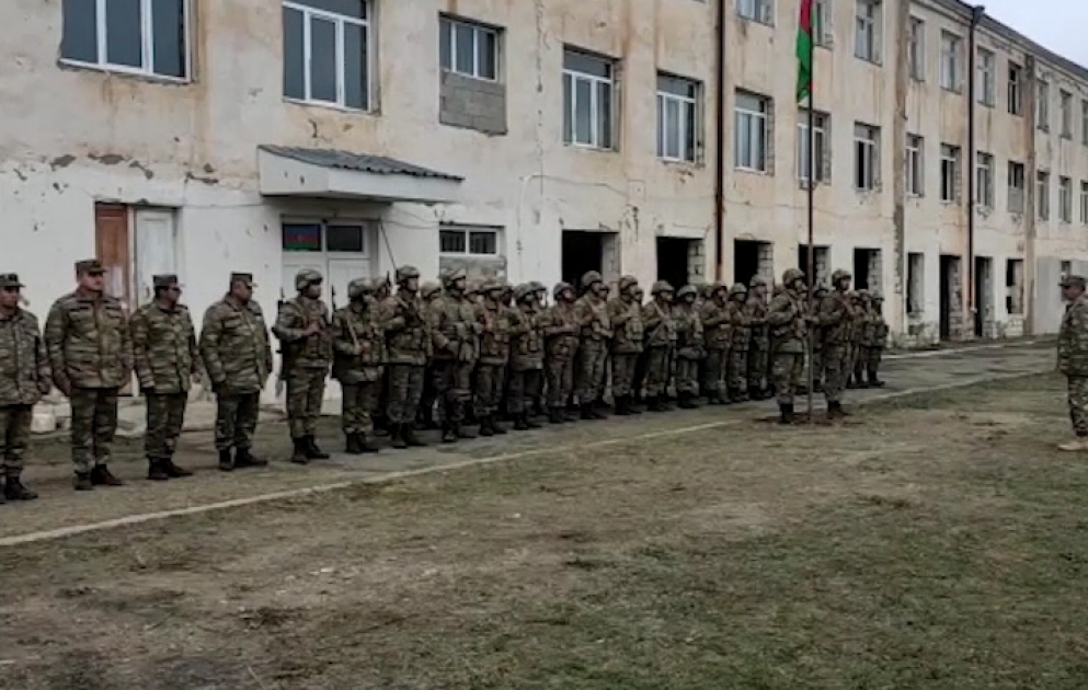 В бывшей средней школе села Гюлаблы Агдама поднят флаг Азербайджана