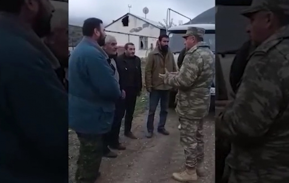 Ağdam rayonunun Gülablı kəndində məskunlaşan ermənilər şəxsi əşyalarını çıxarmaq üçün hərbçilərimizə müraciət ediblər