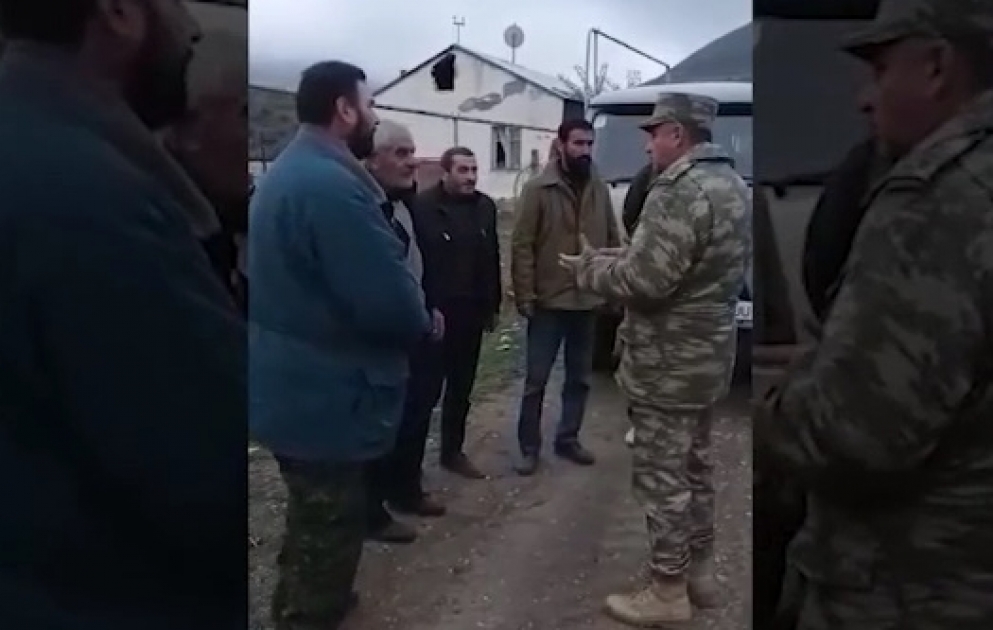 Армяне, заселенные в селе Гюлаблы Агдамского района, обратились к нашим военнослужащим с просьбой вынести личные вещи