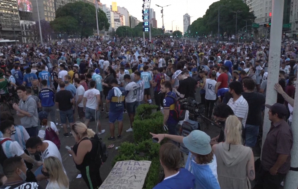 Argentina əfsanəvi futbolçu Maradonanın ölümünə kədərlənir
