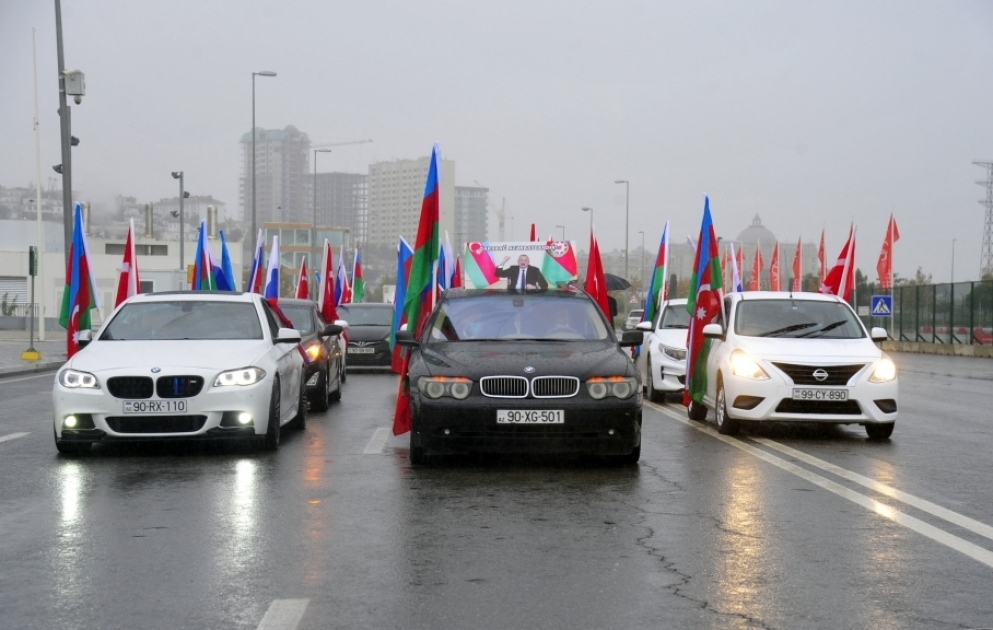 Bewohner von Baku feiern Befreiung von Latschin mit einem Autokorso