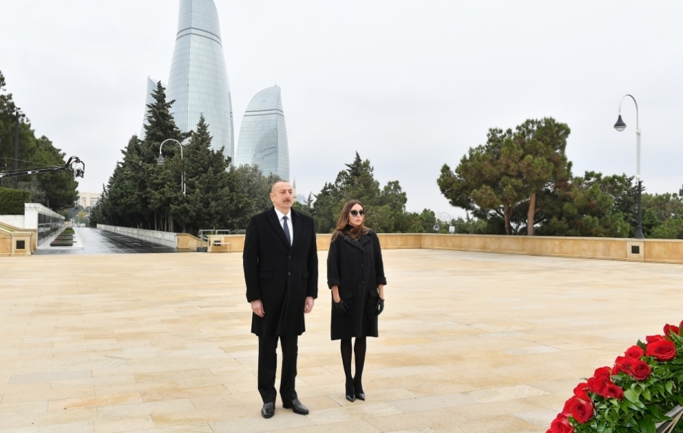 Präsident Ilham Aliyev und First Lady Mehriban Aliyeva besuchen Märtyrerallee