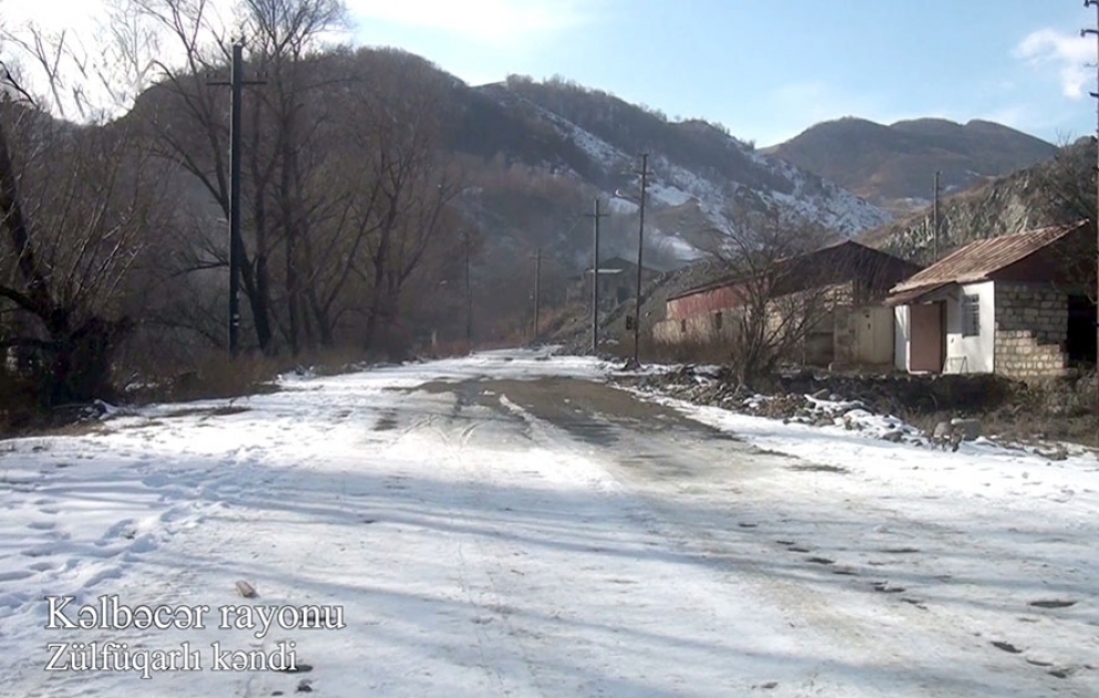 Videoaufnahmen aus dem von Besatzung befreiten Dorf Zulfugarli in der Region Kelbadschar veröffentlicht