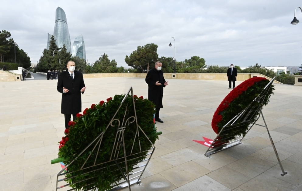 Präsident Ilham Aliyev und Präsident Recep Tayyip Erdogan besuchen Märtyrerallee