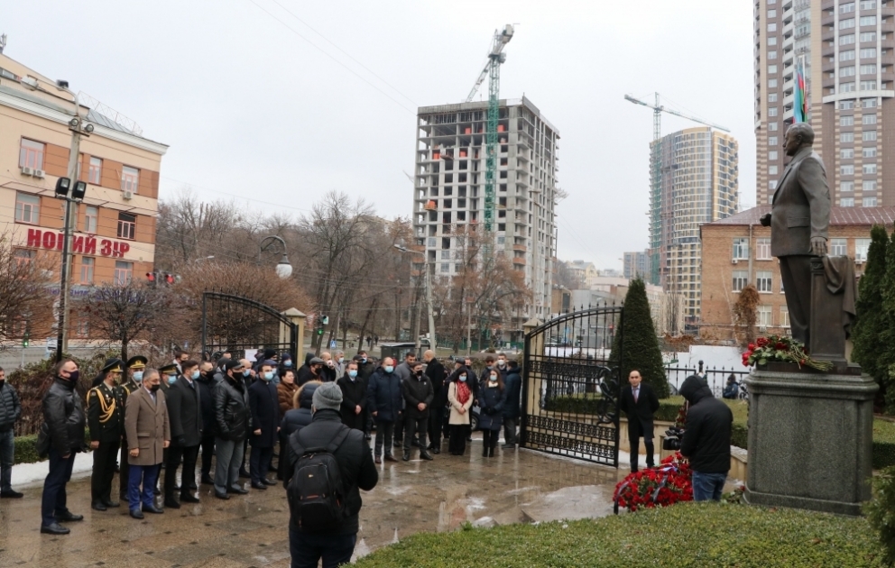 Ümummilli lider Heydər Əliyevin əziz xatirəsi Kiyevdə də yad edilib