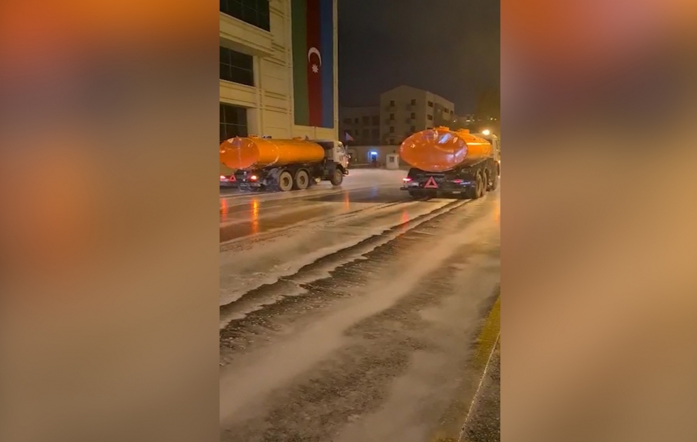 Straßen in Baku gleich nach Siegesparade und Feuerwerk desinfiziert
