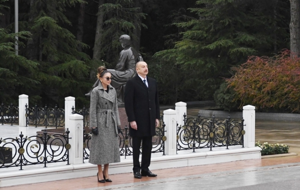 Präsident Ilham Aliyev und First Lady Mehriban Aliyeva besuchen Grabmal von Nationalleader Heydar Aliyev