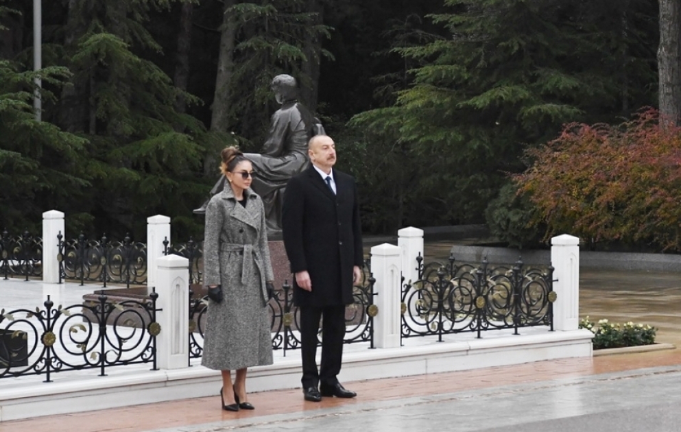 Le président Ilham Aliyev et la première dame Mehriban Aliyeva se recueillent devant la tombe du leader national Heydar Aliyev