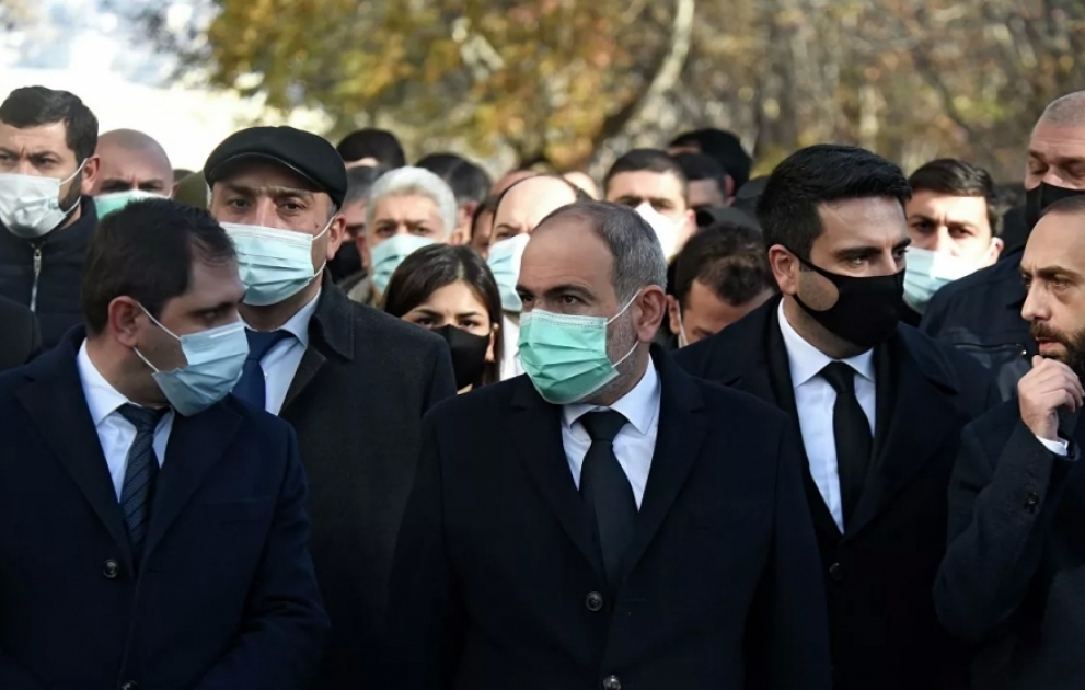 Ermənistanda aksiya iştirakçıları Nikol Paşinyanın hərbi qəbiristanlığa girməsinə mane olublar
