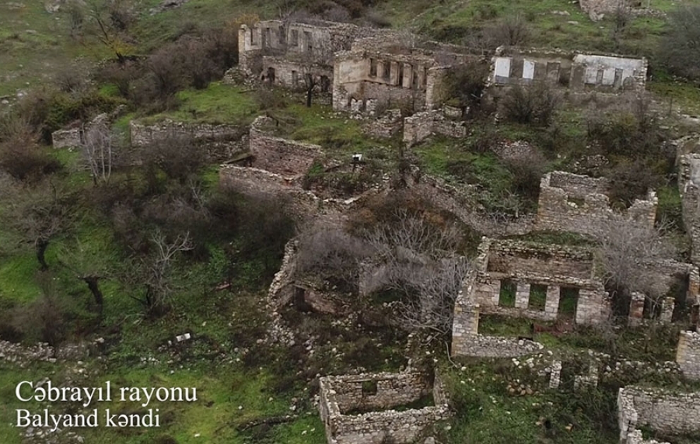 Verteidigungsministerium veröffentlicht Videoaufnahmen aus dem von der Besatzung befreiten Dorf Balyand in Region Jabrayil