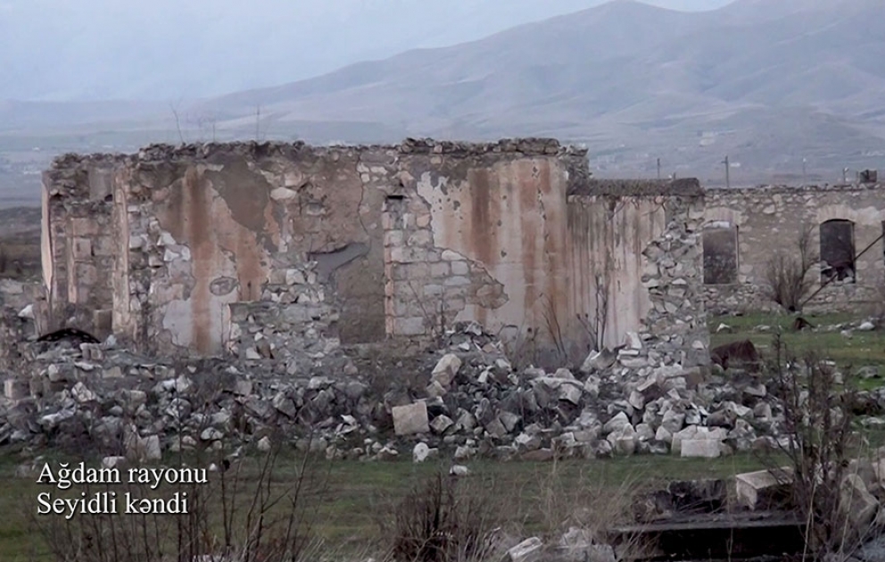 Verteidigungsministerium veröffentlicht Videoaufnahmen aus dem von Besatzung befreiten Dorf Seyidli im Rayon Aghdam