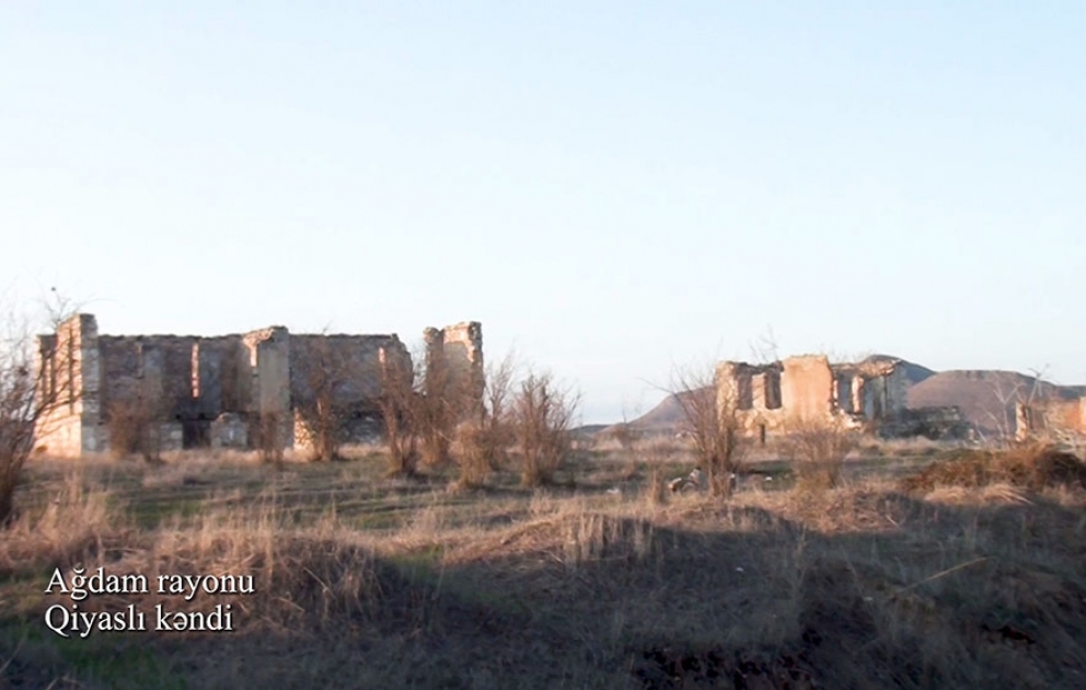 Verteidigungsministerium veröffentlicht Videoaufnahmen aus dem von Besatzung befreiten Dorf Giyasli im Rayon Aghdam
