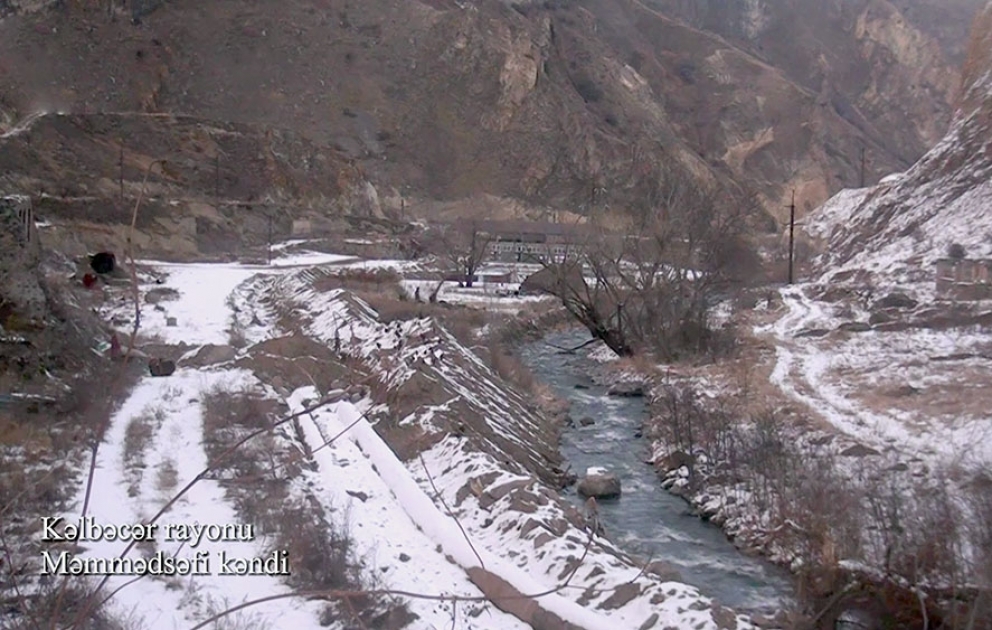 Verteidigungsministerium veröffentlicht Videoaufnahmen aus dem von Besatzung befreiten Dorf Mammadli in Region Kelbadschar