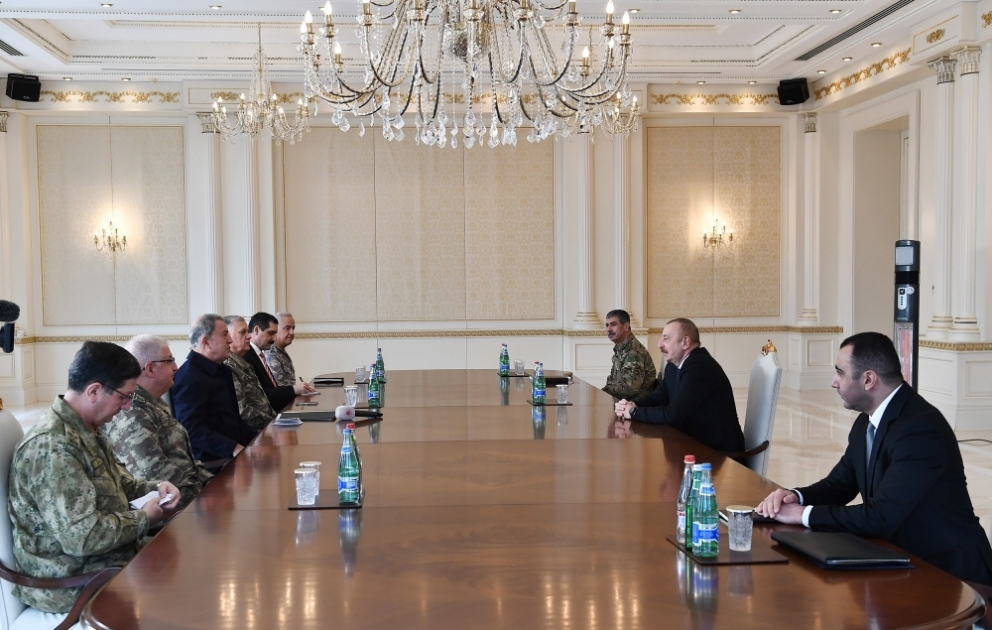 Präsident Ilham Aliyev empfängt türkische Delegation um nationalen Verteidigungsminister
