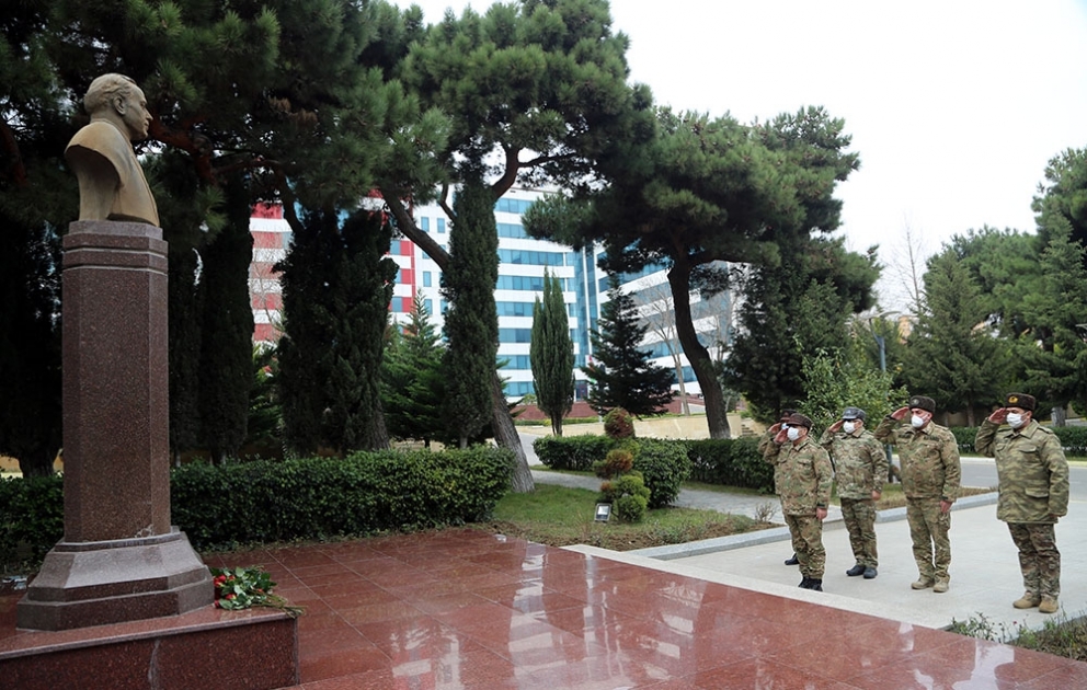 Müdafiə naziri bayramlar münasibətilə hərbi hospitalda olub