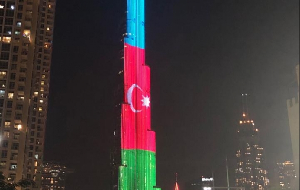 Dünyanın ən hündür binasında Yeni il gecəsində Azərbaycan bayrağı da əks olunub