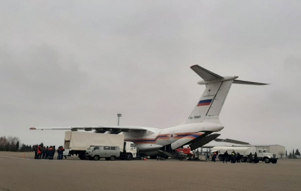 Самолет с саперами МЧС России приземлился в Гяндже