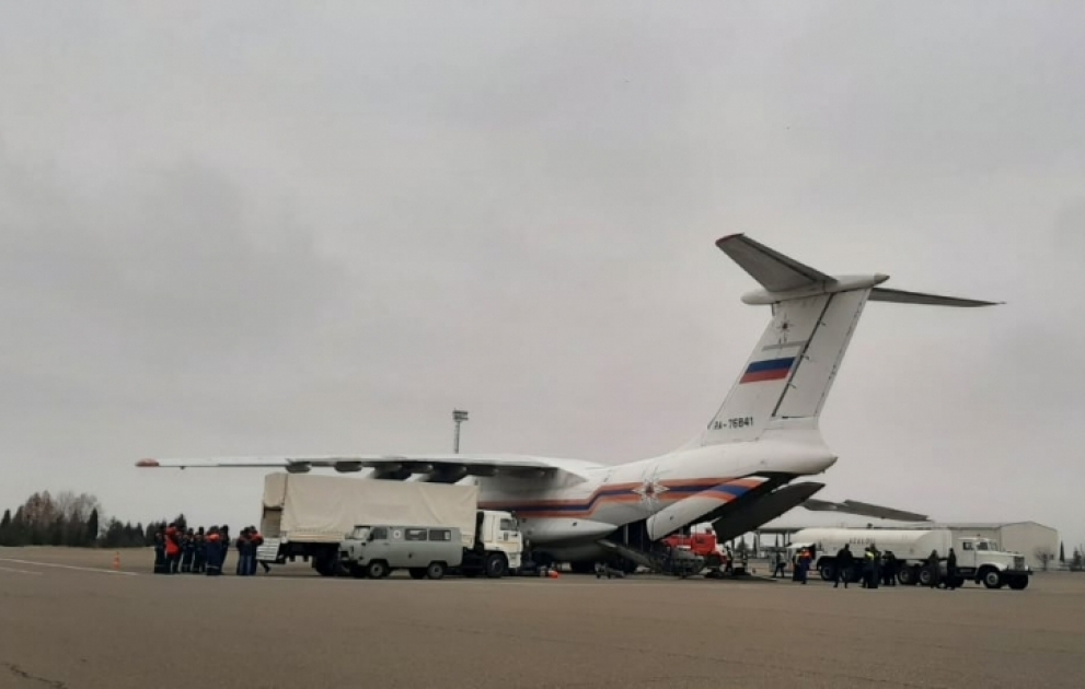 Flugzeug mit Spezialisten für Minenräumung aus Russland in Ganja gelandet