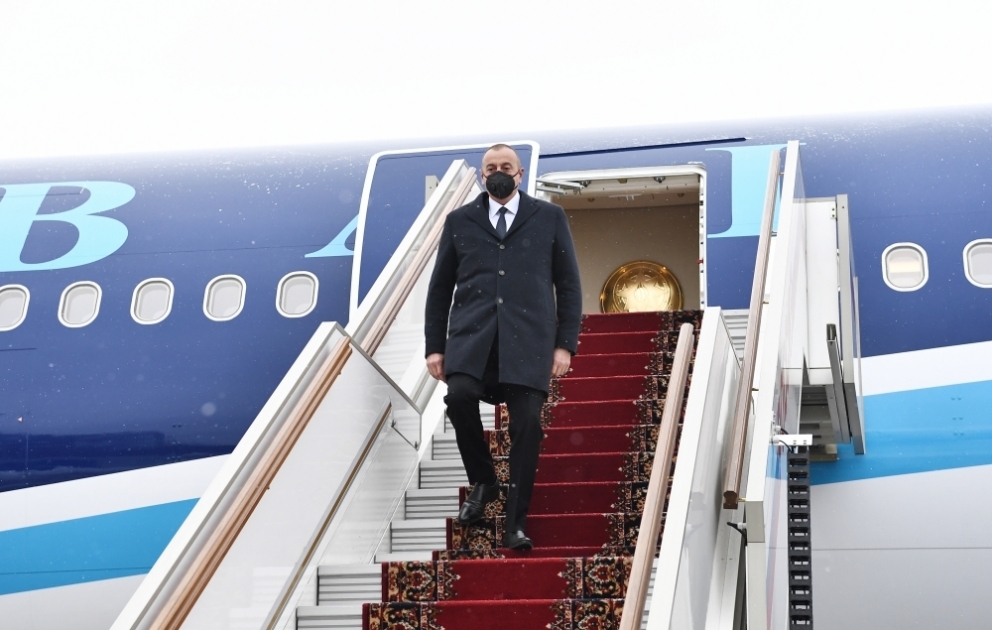 Präsident Ilham Aliyev zu einem Arbeitsbesuch in Moskau angekommen