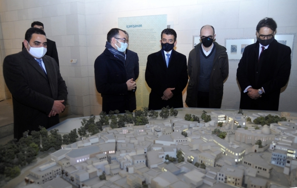 La délégation de l’ICESCO visite la vieille ville à Bakou