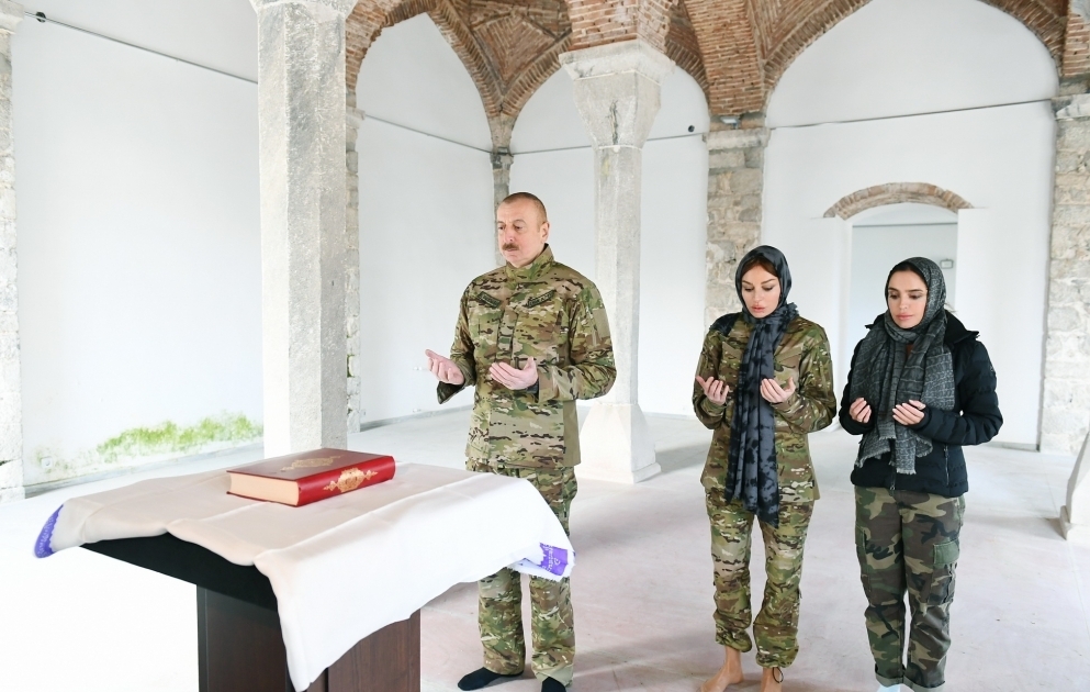 Le président Ilham Aliyev a posé la première pierre de la route Fuzouli-Choucha et d’un aéroport dans la région de Fuzouli, effectué une visite à Choucha