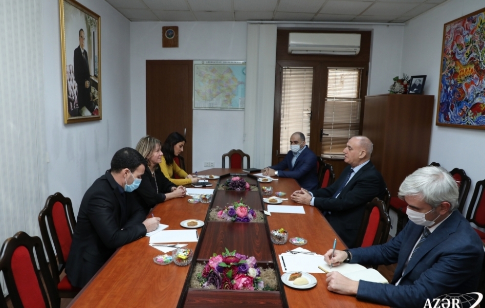 L’ambassadrice d’Algérie : Nous voudrions le renforcement des liens entre l’AZERTAC et les médias algériens