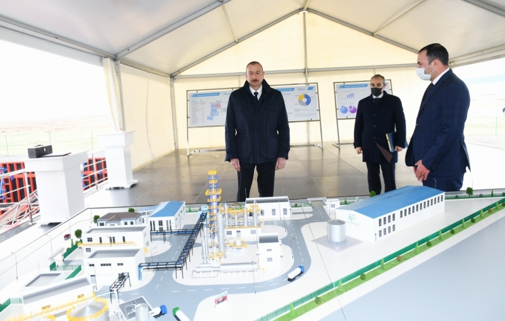 Prezident İlham Əliyev Sumqayıt Kimya Sənaye Parkında iki zavodun təməlini qoyub, vərəqə şüşə istehsalı müəssisəsinin açılışını edib