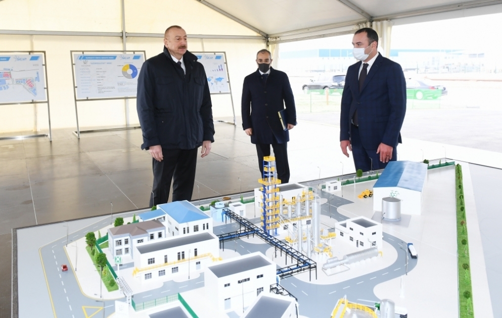 Le président Ilham Aliyev pose la première pierre de deux usines et inaugure une entreprise de fabrication de verre feuilleté au Parc industriel chimique de Soumgaït