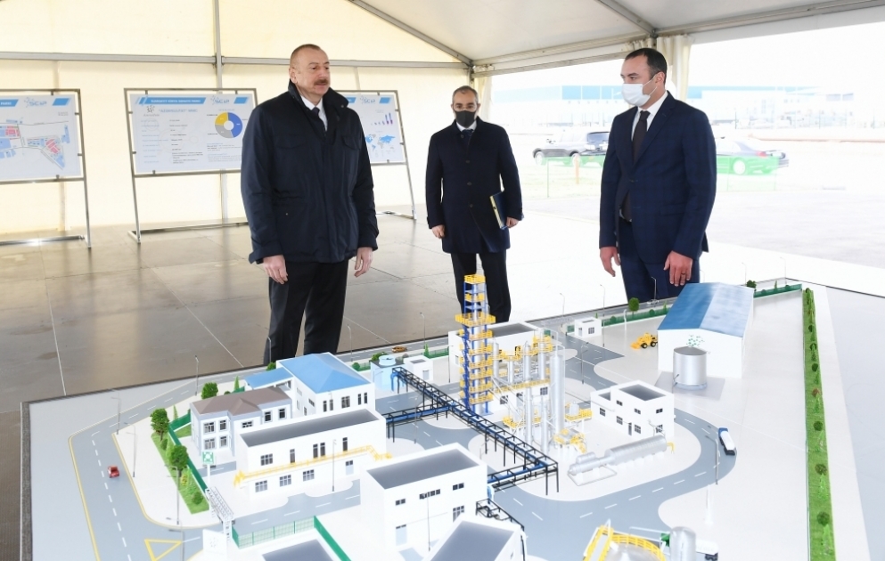 Präsident Ilham Aliyev legt Grundstein von zwei Betrieben im Sumgayit Chemieindustrie-Park und weit hier Flachglasfabrik ein