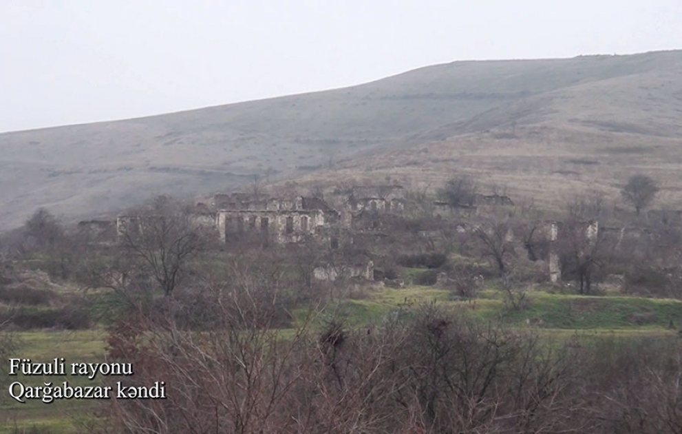 Verteidigungsministerium veröffentlicht Videoaufnahmen aus dem befreiten Dorf Garghabazar im Rayon Füsuli