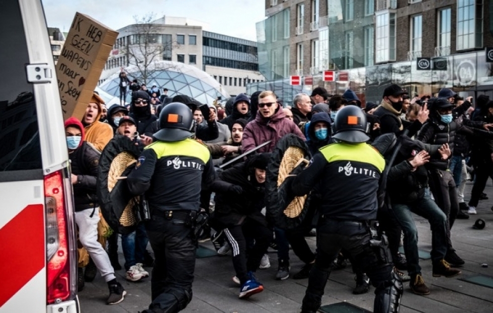 Niderlandda nümayişçilərlə polis arasında qarşıdurma yaranıb