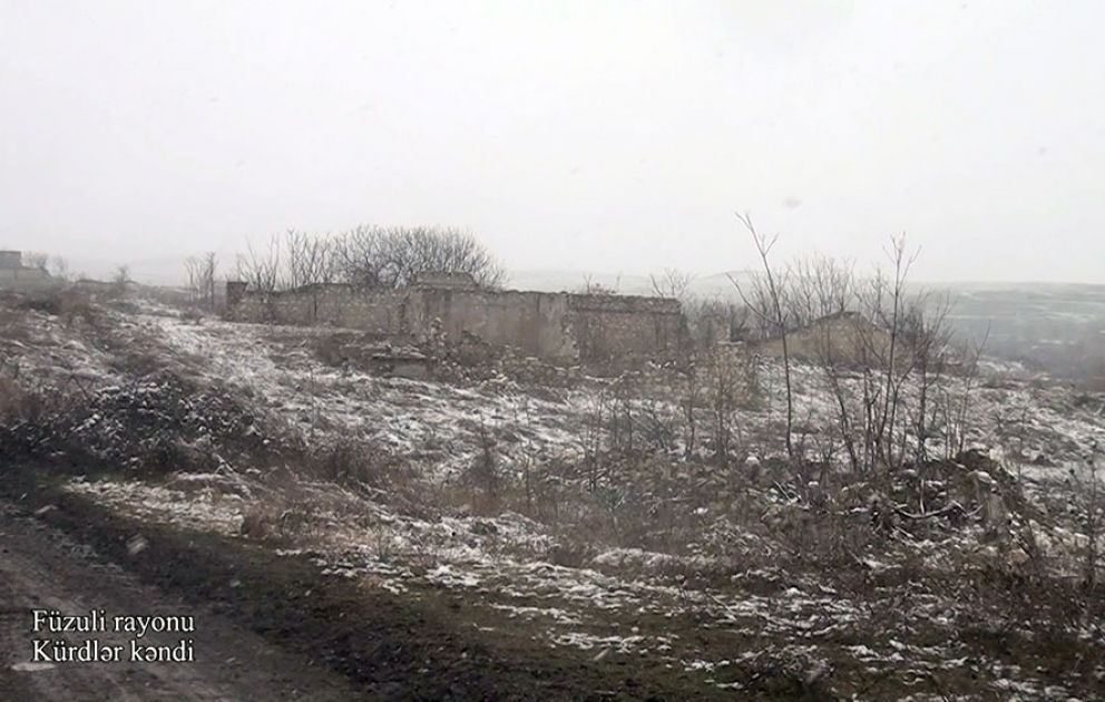 Verteidigungsministerium veröffentlicht Videoaufnahmen aus dem befreiten Dorf Kurdlar im Rayon Füsuli