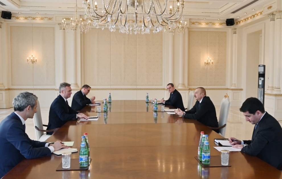 Präsident Ilham Aliyev empfängt französischen Staatssekretär beim Ministerium für Europa und auswärtige Angelegenheiten