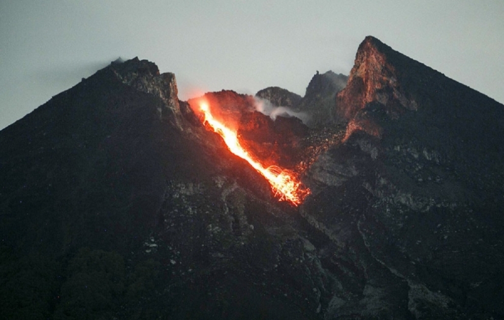 İndoneziyanın ən fəal Merapi vulkanı püskürməyə başlayıb