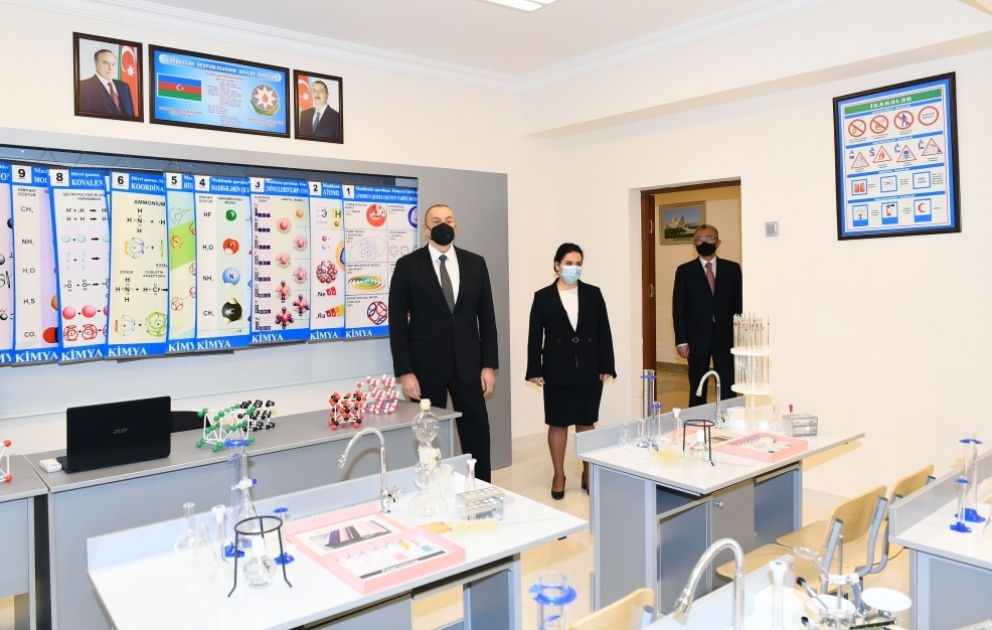 Präsident Ilham Aliyev besucht neu gebaute Schulen in Sabuntschu und Surakhani Bezirken