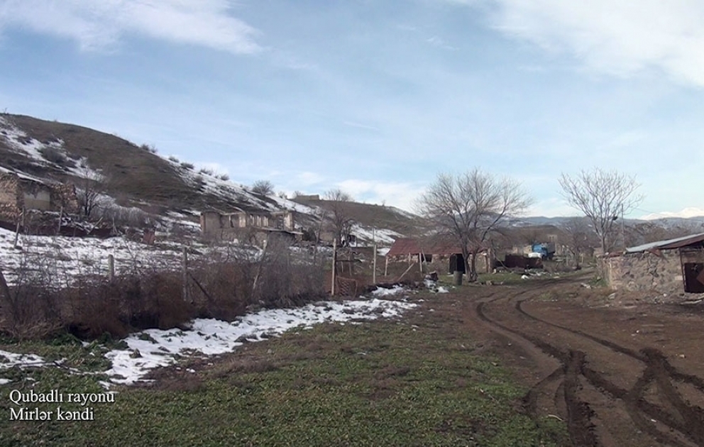 Verteidigungsministerium veröffentlicht Videoaufnahmen aus dem befreiten Dorf Mirler im Rayon Gubadli