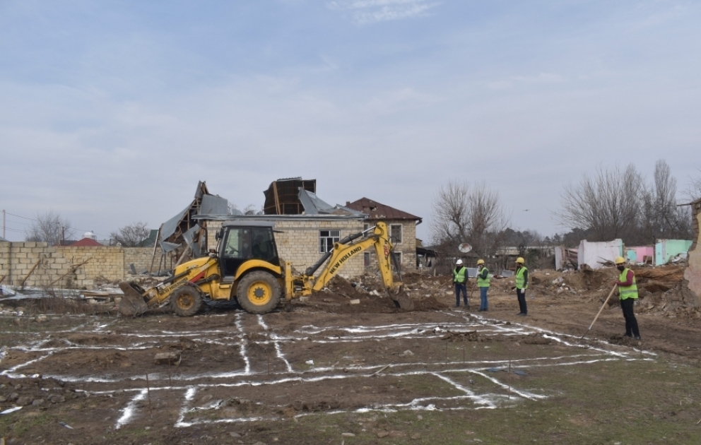 Beylagan : les maisons détruites par les tirs ennemis sont reconstruites