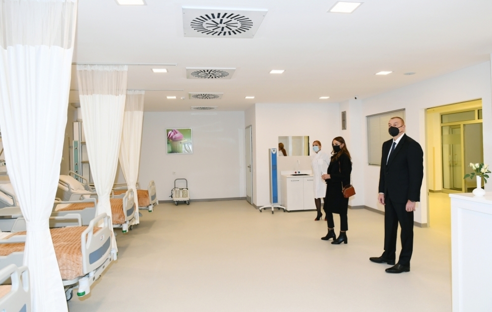 Im Abscheron Rayon für zentrales Rayonkrankenhaus gebautes Gebäude eingeweiht 
Präsident Ilham Aliyev und First Lady Mehriban Aliyeva nEhmen an Eröffnung teil