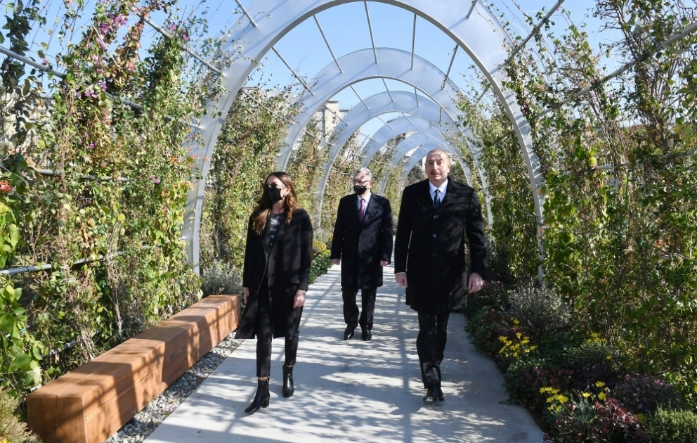 Präsident Ilham Aliyev und First Lady Mehriban Aliyeva lernen im Yasamal Distrikt neu angelegten Waldpark kennen
