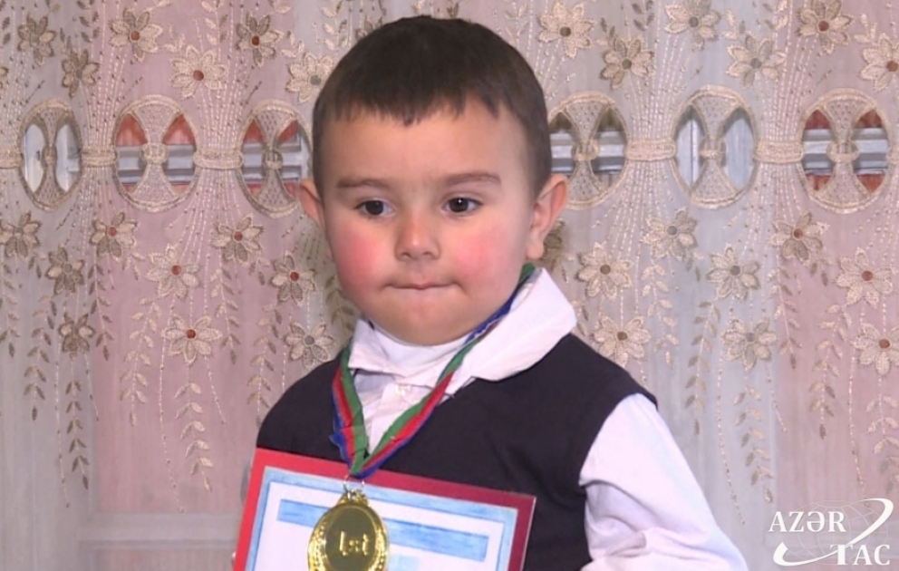 Üç yaşı var, sərbəst yazıb oxuyur, Quran ayələrini əzbər bilir