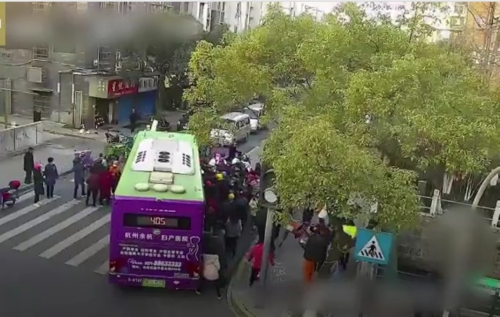 Çinin Hangzhou şəhərində avtobusun altında qalan kişi çətinliklə xilas edildi