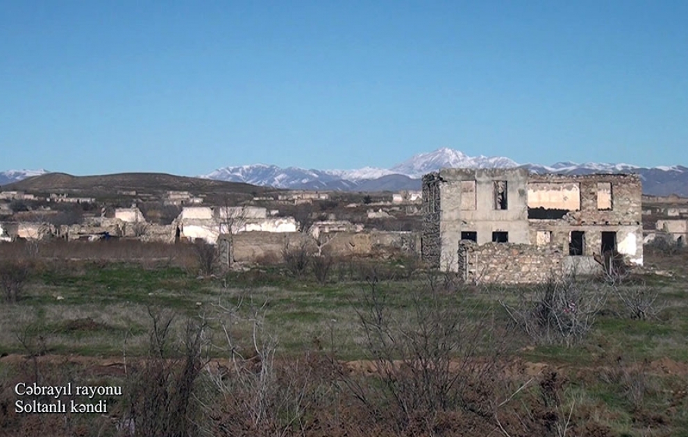 Verteidigungsministerium veröffentlicht Videoaufnahmen aus dem befreiten Dorf Soltanli im Rayon Jabrayil