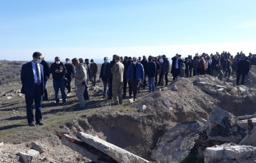 Представители дипломатического корпуса ознакомились с разрушениями в городе Джебраил