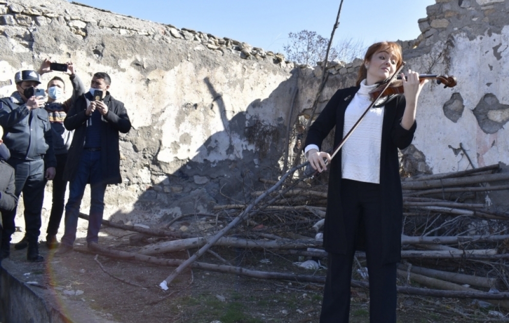 Cəbrayılın Mədəniyyət Evinin dağıntıları arasında uzun illərdən sonra ilk dəfə musiqi səsləndirilib