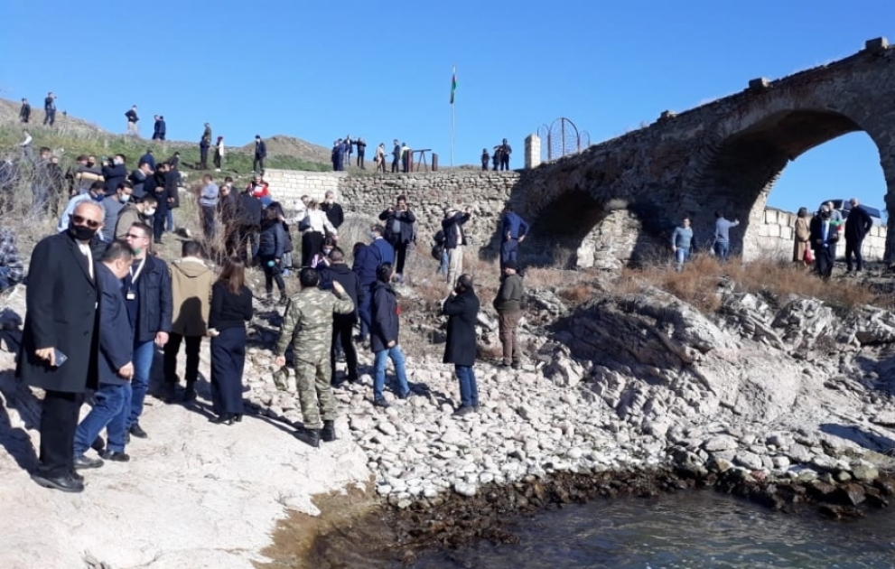 Xarici diplomatlar Xudafərin körpüsündə